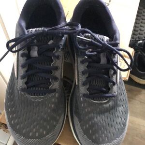 Brooks Dyad Size 8.5 very lightly worn, less than a dozen times. Box included